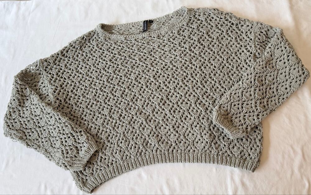 Moon & Madison Open Knot Cropped Pullover Sweater Junior’s Size Medium